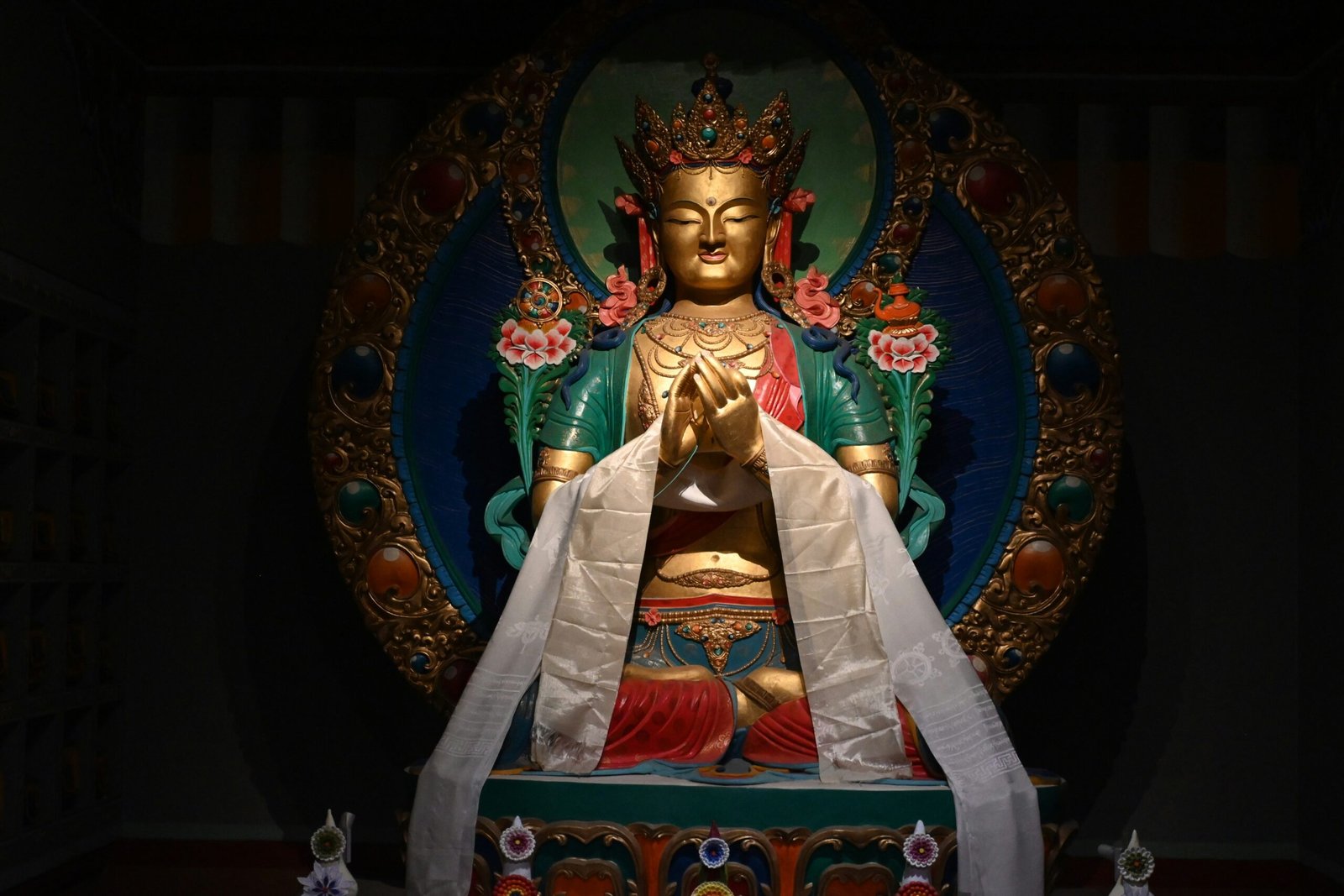 a statue of a buddha sitting in a room